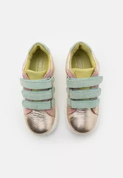 Friboo Leather - Sneakers Laag - Gold 9 Friboo Leather - Sneakers Laag - Gold -Aanbiedingen Elegant Schoenen Winkel f7c16071ed4f45888ad3dc4f763c9979